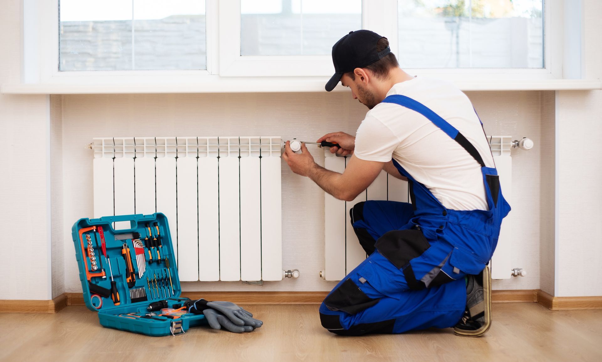 Un ouvrier répare un radiateur