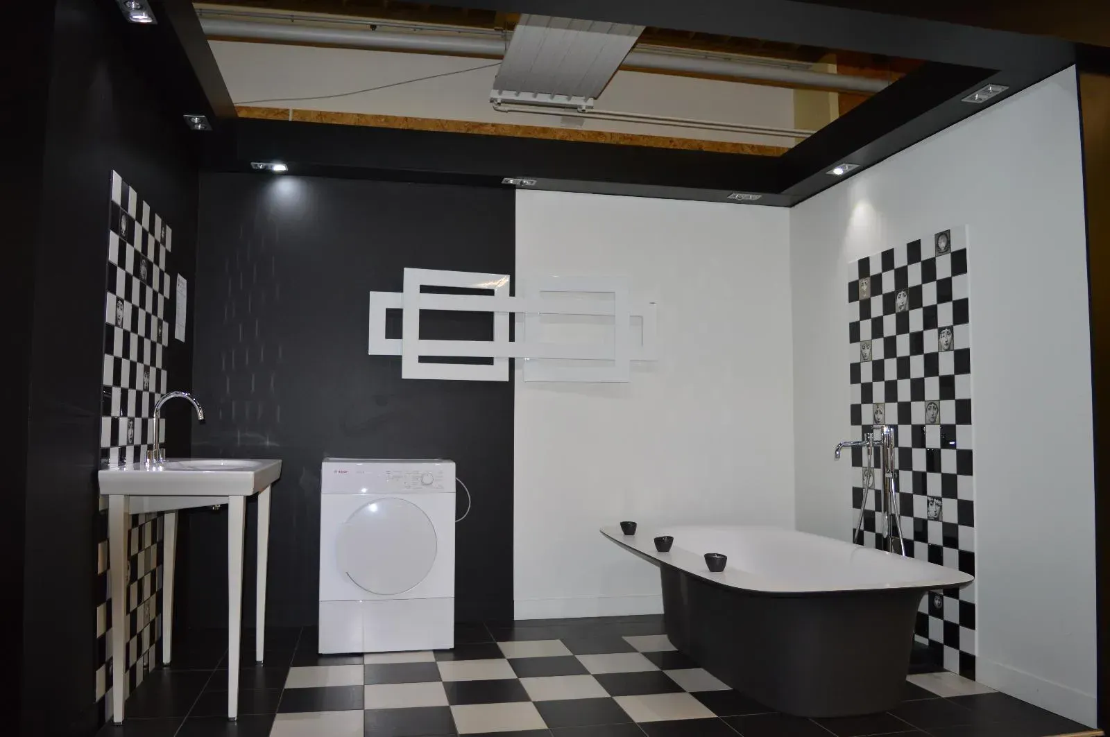 Une salle de bains noire et blanche