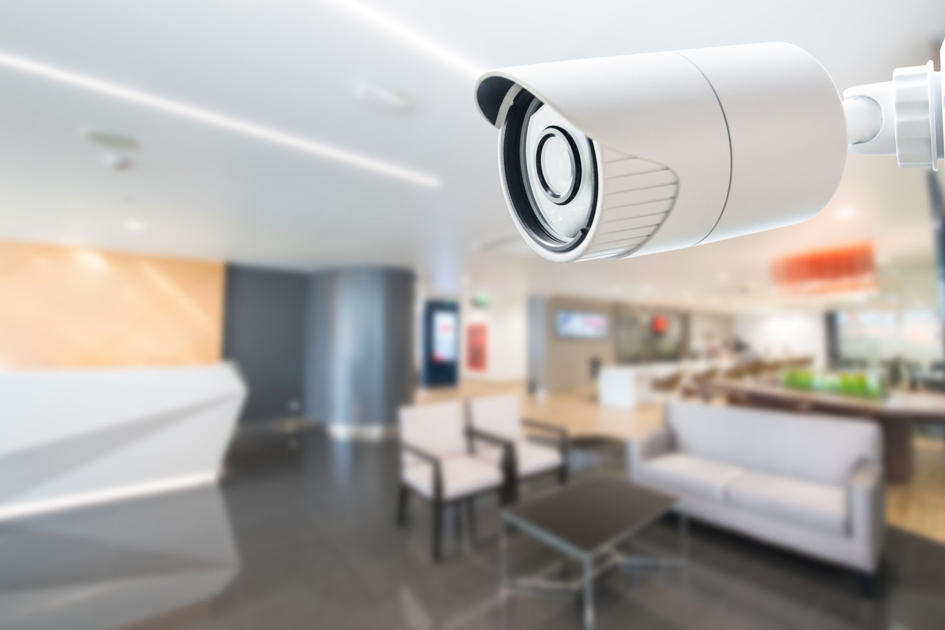 Une caméra de surveillance blanche