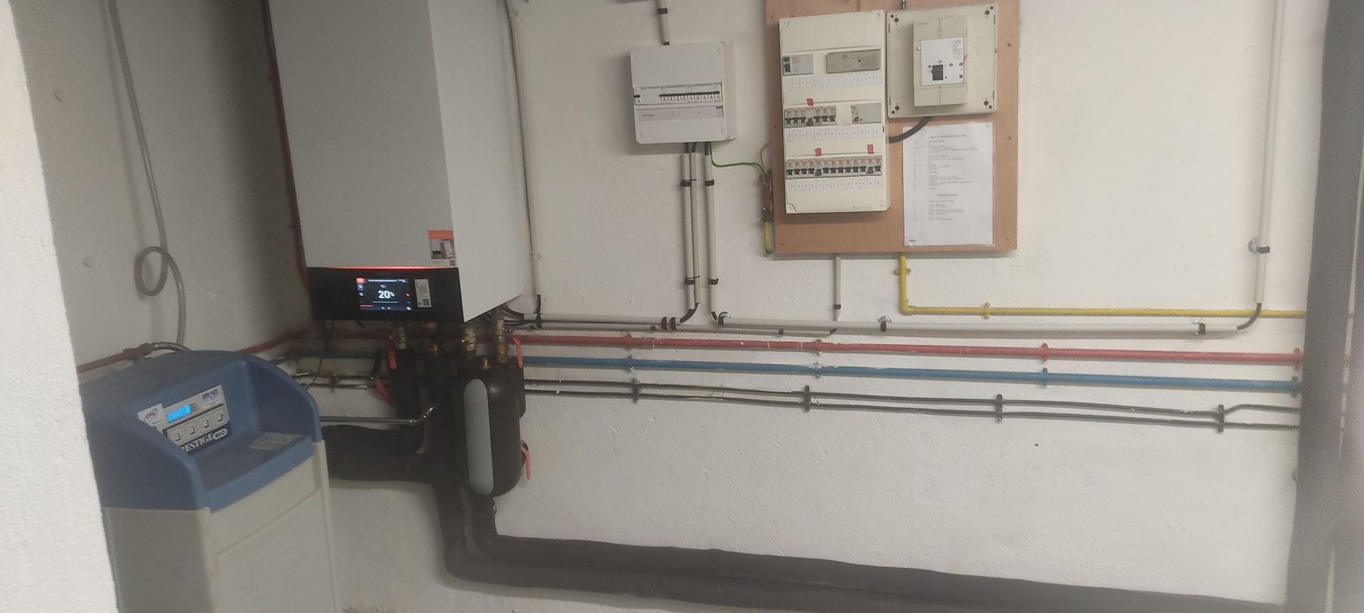 Des tuyaux fixés à un mur