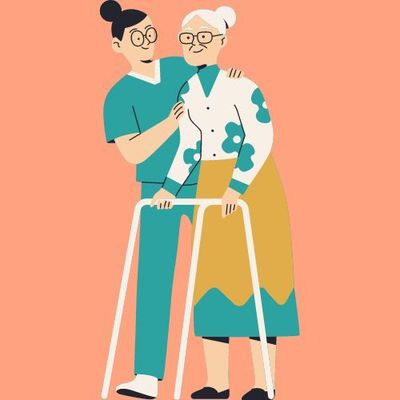 Una enfermera está ayudando a una mujer mayor con un andador.