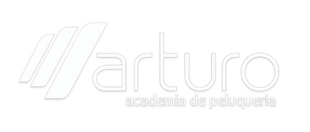 Logotipo blanco con la palabra &ldquo;micro&rdquo; y el peque&ntilde;o eslogan &ldquo;esencia de software&rdquo; sobre un fondo claro.