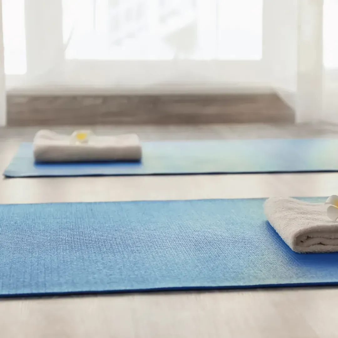 Hay dos colchonetas de yoga en el suelo de una habitación.