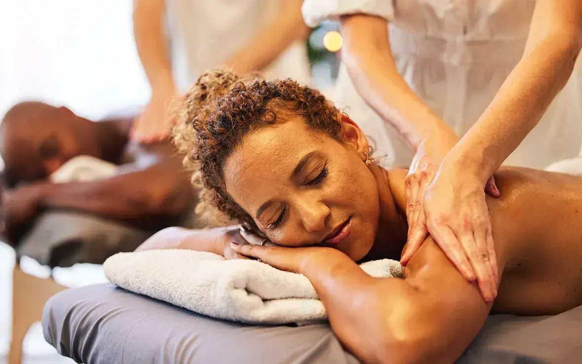 Una mujer está recibiendo un masaje en un spa.