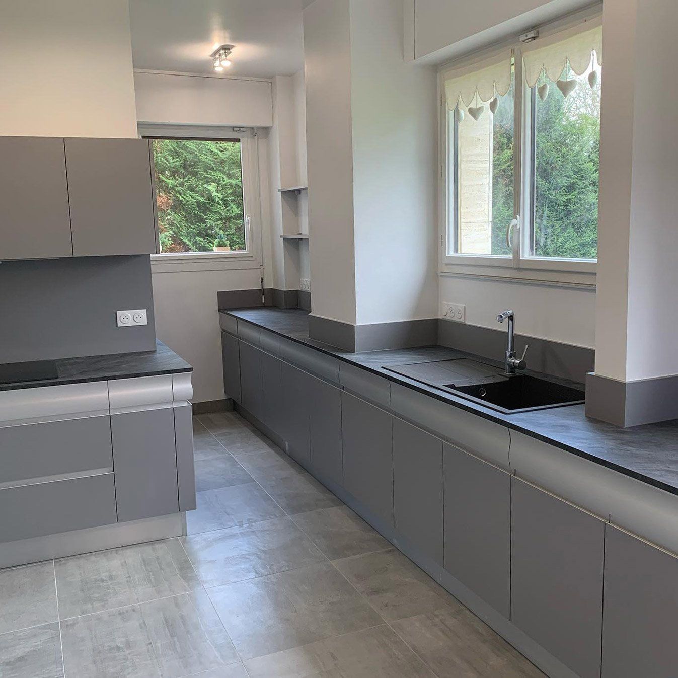 Cuisine aménagée grise