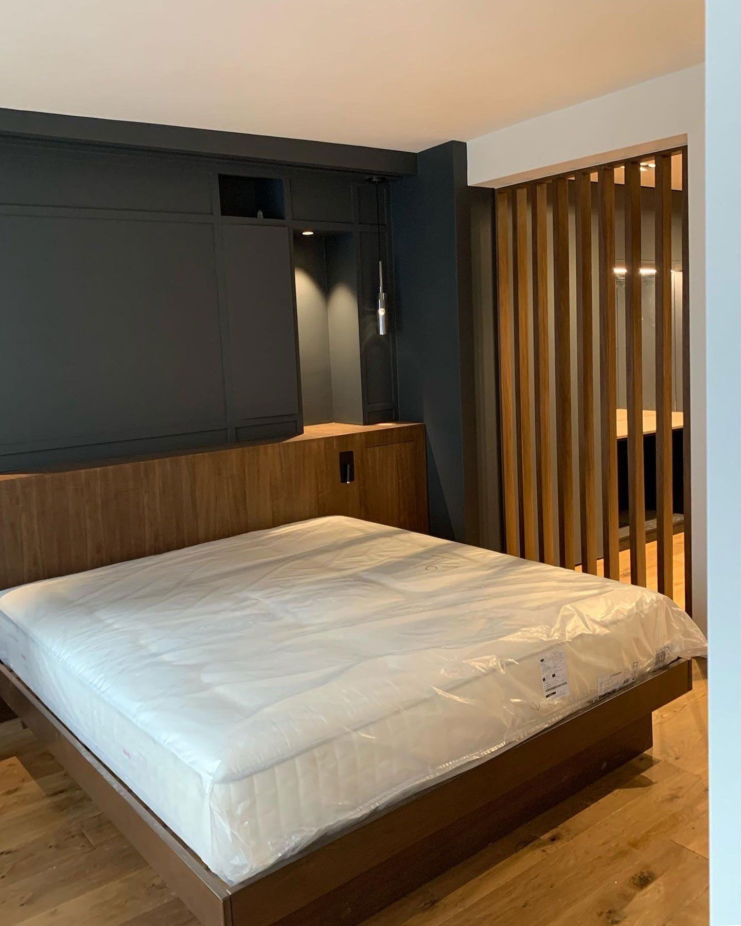 Photo d'une chambre rénovée avec des claustras en bois