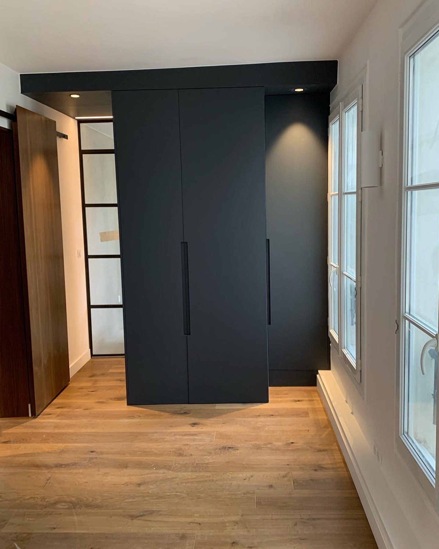 Photo d'un dressing noir rénové