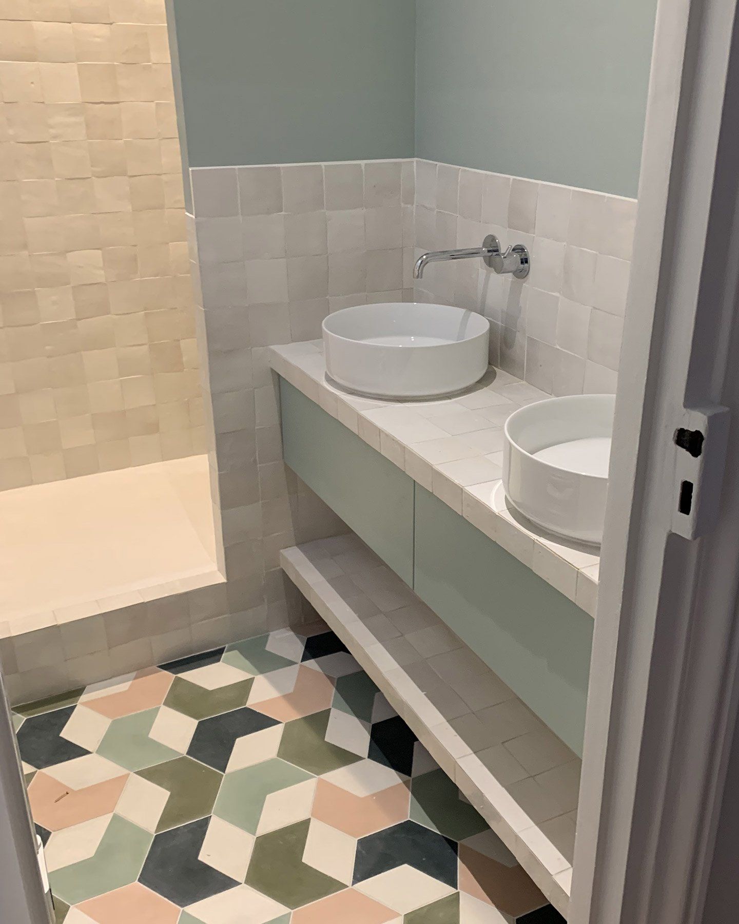 Photo dune salle de bain rénovée avec douche à l'italienne et double vasques