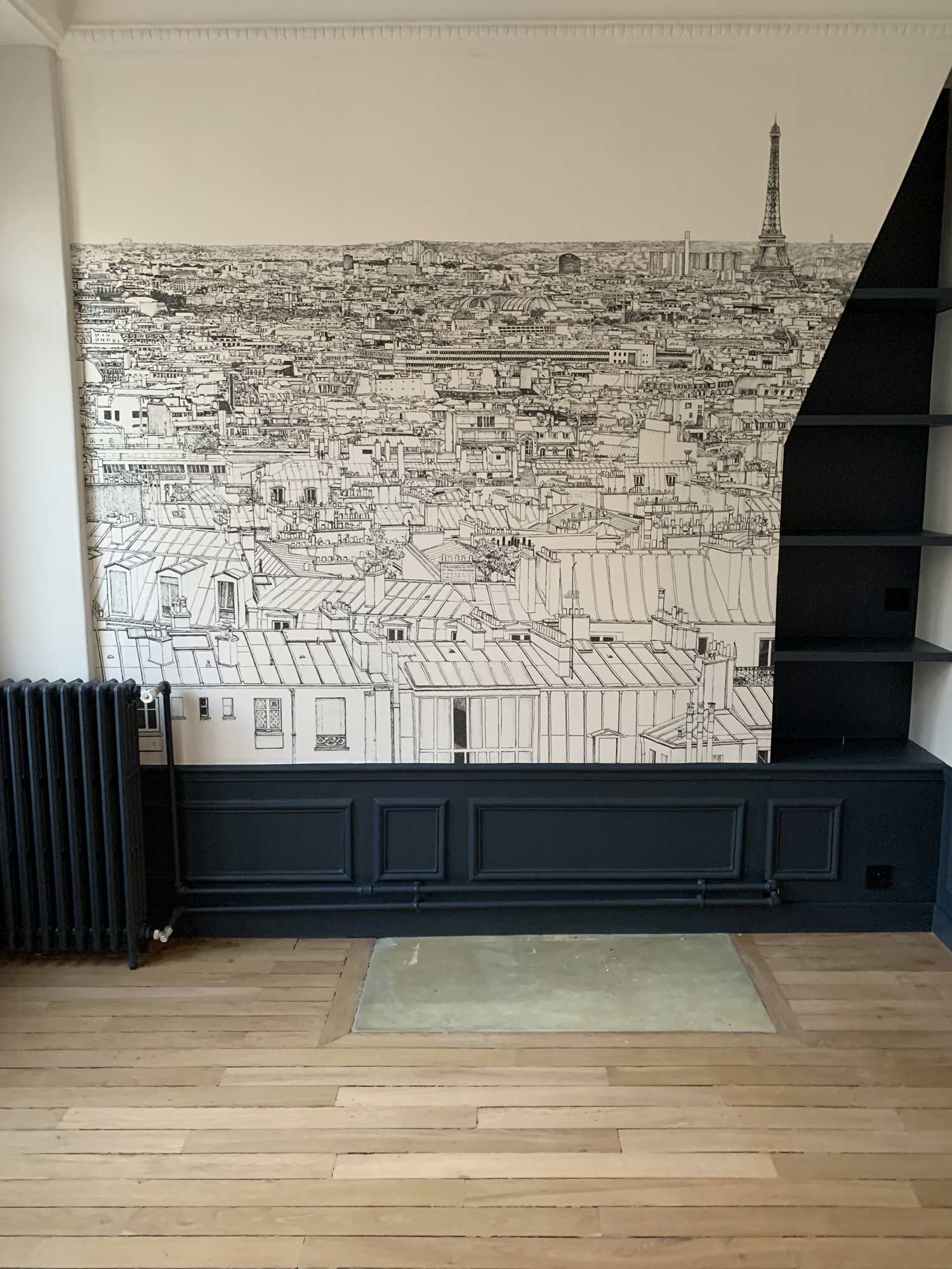 Tapisserie des toits de Paris sur un mur style haussmannien