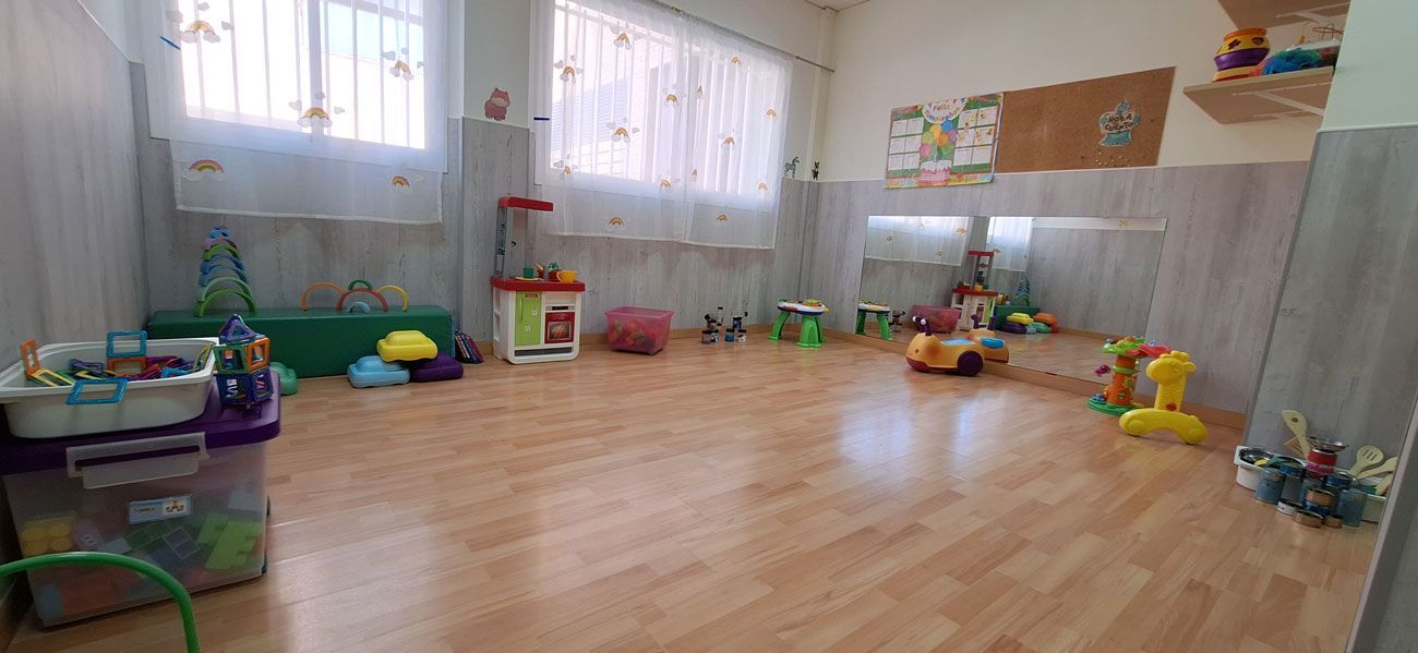 Una habitación llena de muchos juguetes y un espejo.