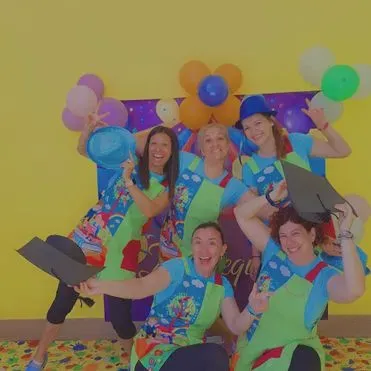 Un grupo de mujeres posan para una foto con globos.