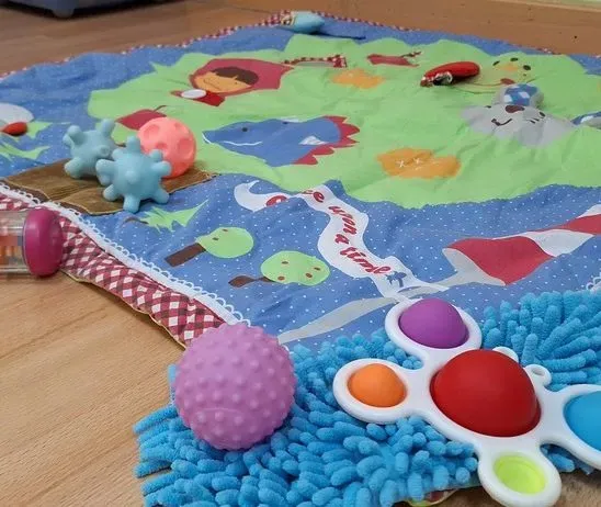Una alfombra de juego para bebé con un mapa.