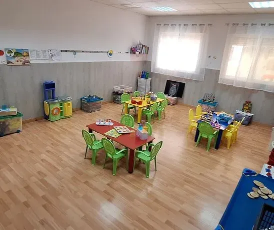 Hay muchas mesas y sillas en esta habitación.