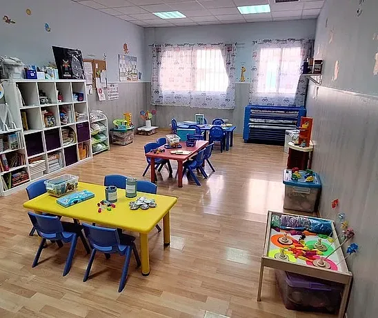 Hay muchas mesas y sillas en esta habitación.