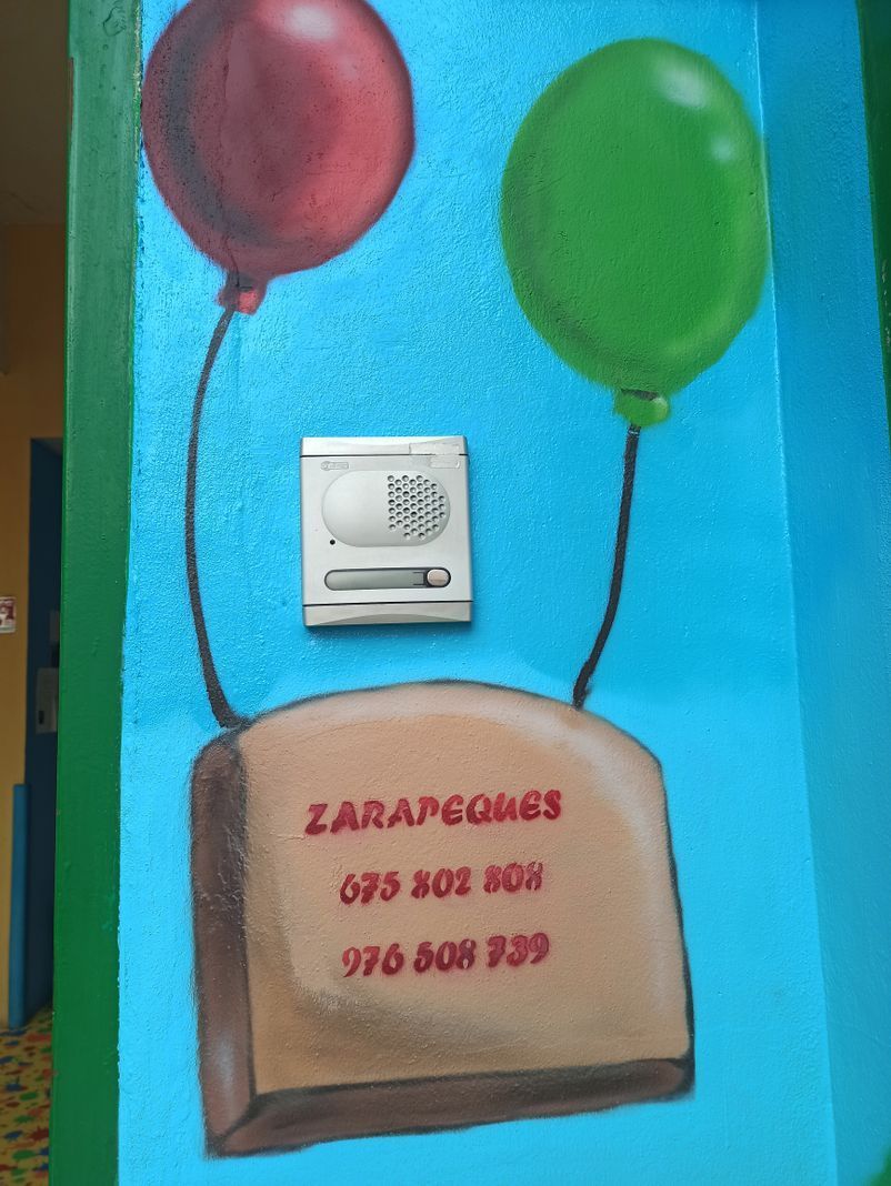 Un cuadro de globos y una caja que dice Zaragoza.