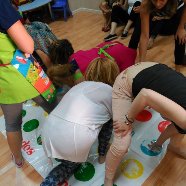 Un grupo de personas está jugando a un juego llamado Twister.