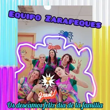 Un grupo de mujeres posa para una fotografía en una habitación.