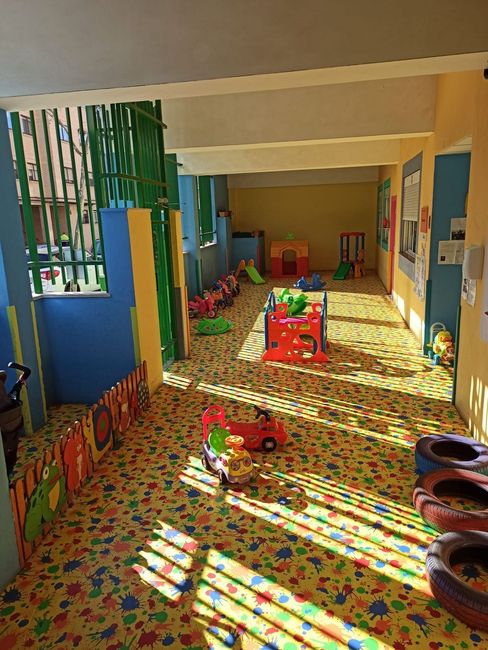 Una habitación llena de muchos juguetes y neumáticos coloridos.