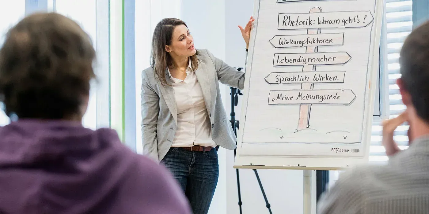 Akademie Person am Whiteboard