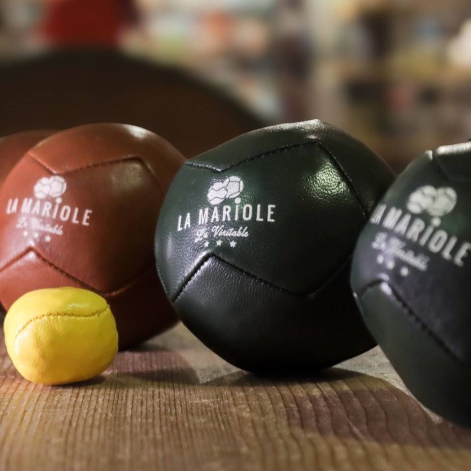 Des peluches étaient alignées sur des étagères, notamment des tigres rayés, un lion, un zèbre, une grenouille, un chat rose et des ours.