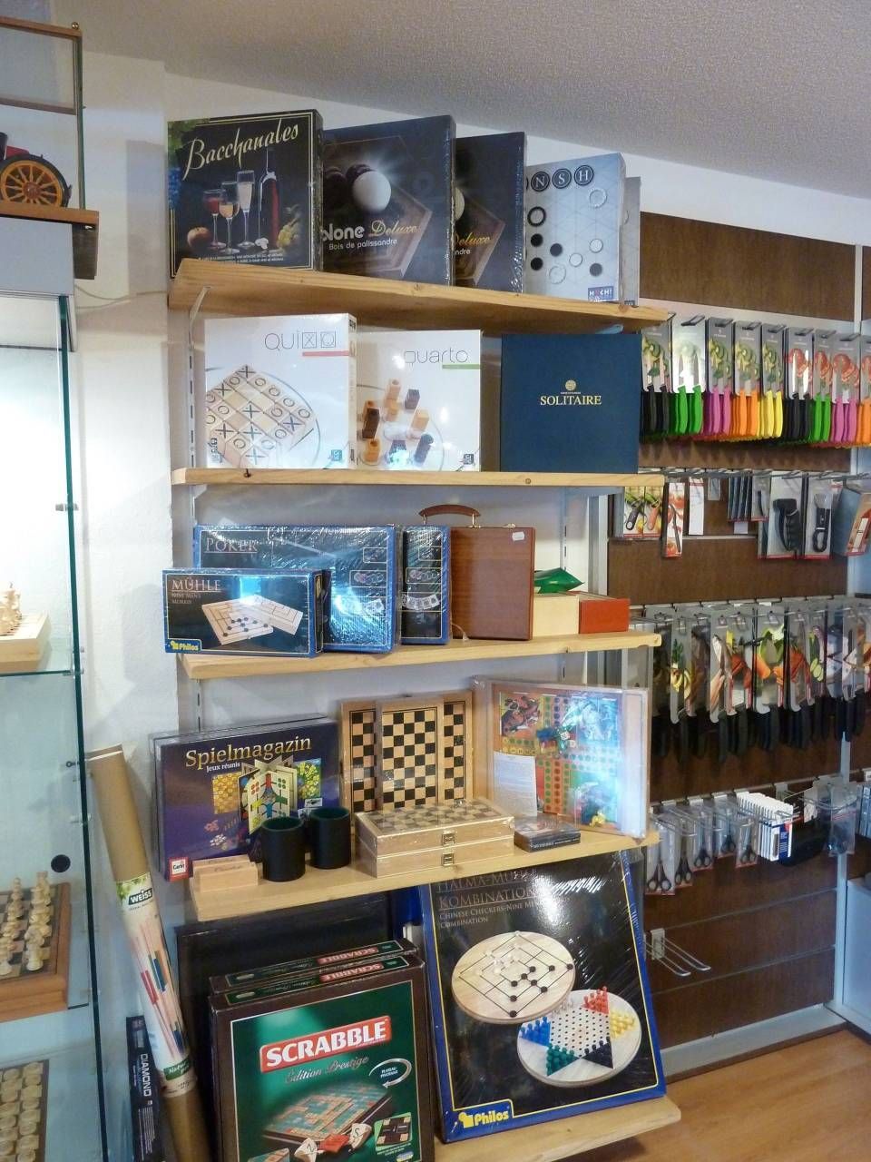 Rayons de jeux de société et d'accessoires de jouets dans un magasin