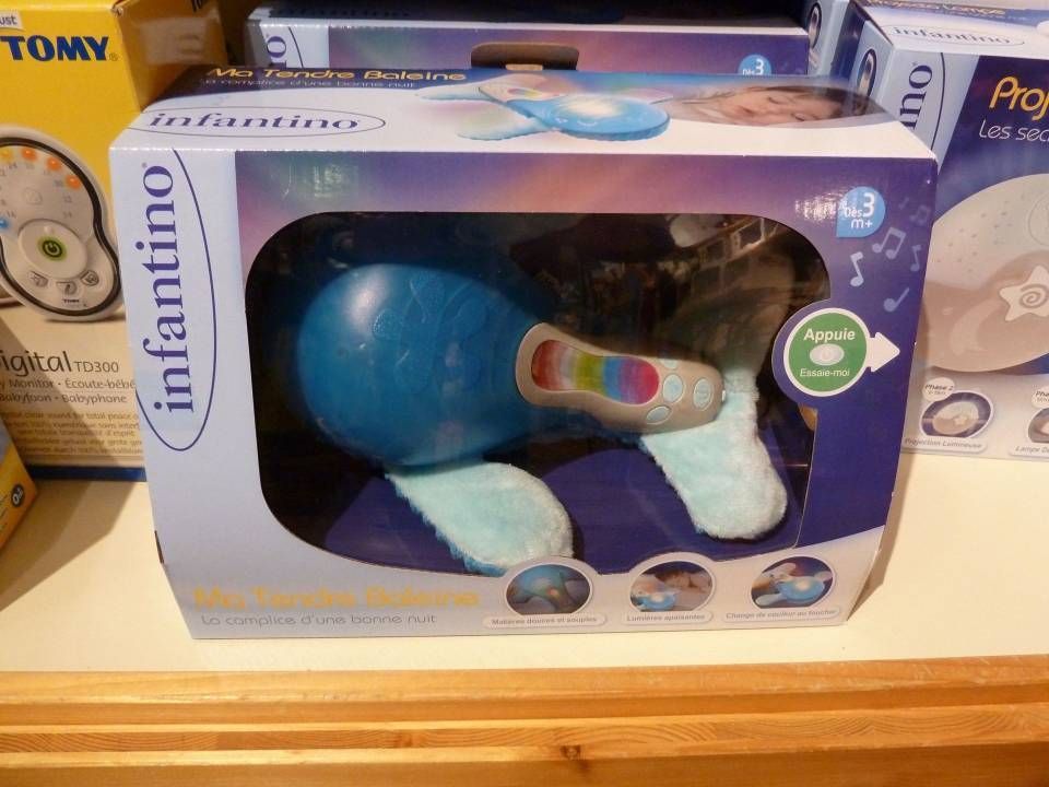 Jouet pour bébé Infantino bleu dans une boîte transparente sur une étagère de magasin