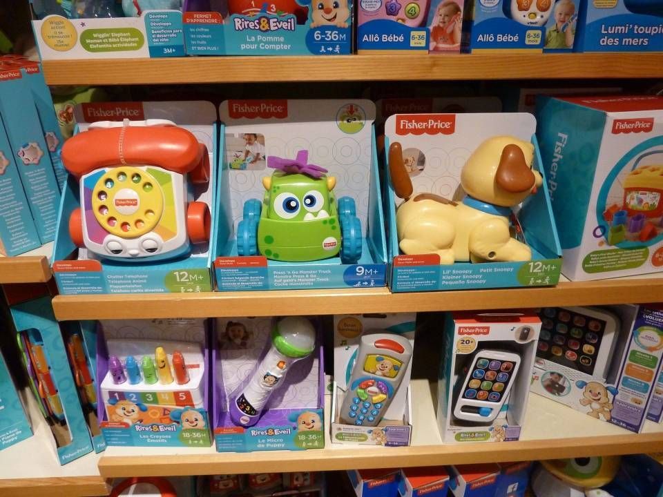 Rayon de magasin présentant des jouets colorés pour enfants et des gadgets éducatifs dans des boîtes.