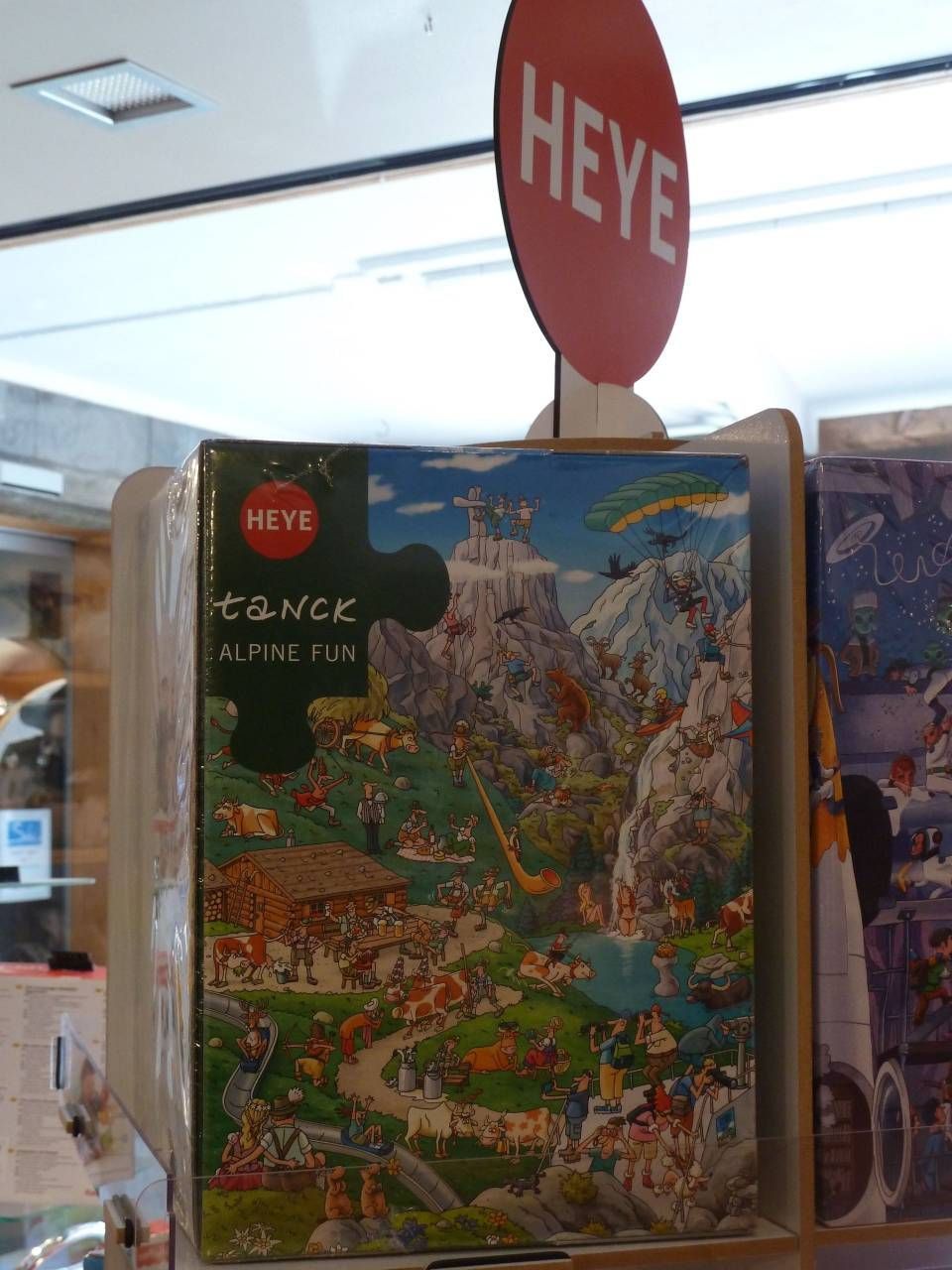 Affichage d'une carte illustrée en couleurs avec un panneau rouge « HEYE » dans un magasin ou une galerie