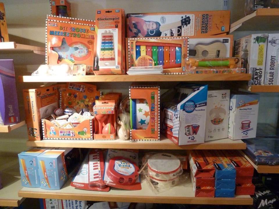Rayons d'un magasin remplis de produits alimentaires assortis, en boîte et emballés.