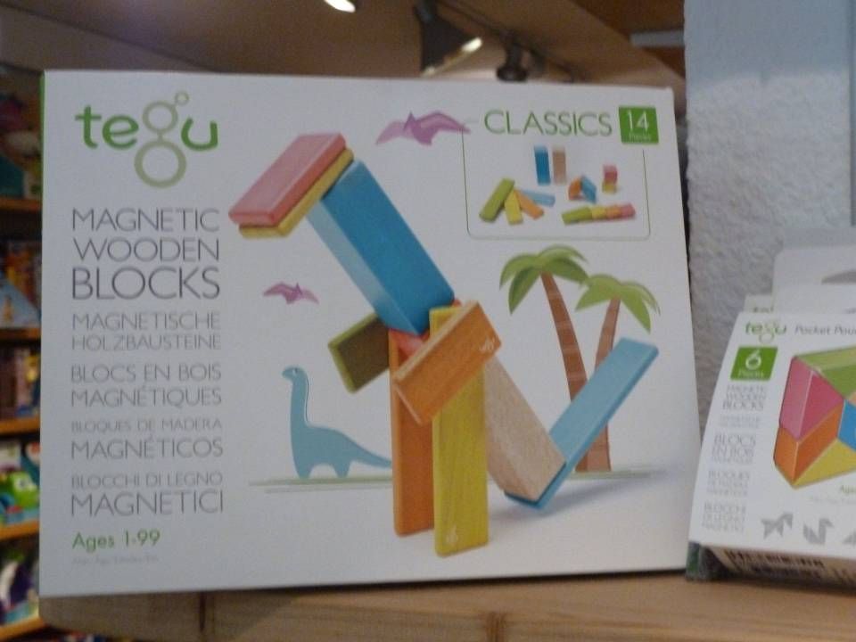 Boîte de blocs magnétiques en bois Tequ aux formes colorées empilées sur une étagère