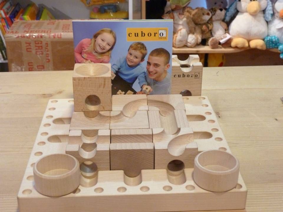 Présentoir de puzzle en bois avec des découpes circulaires et une photo d'enfants souriants en arrière-plan