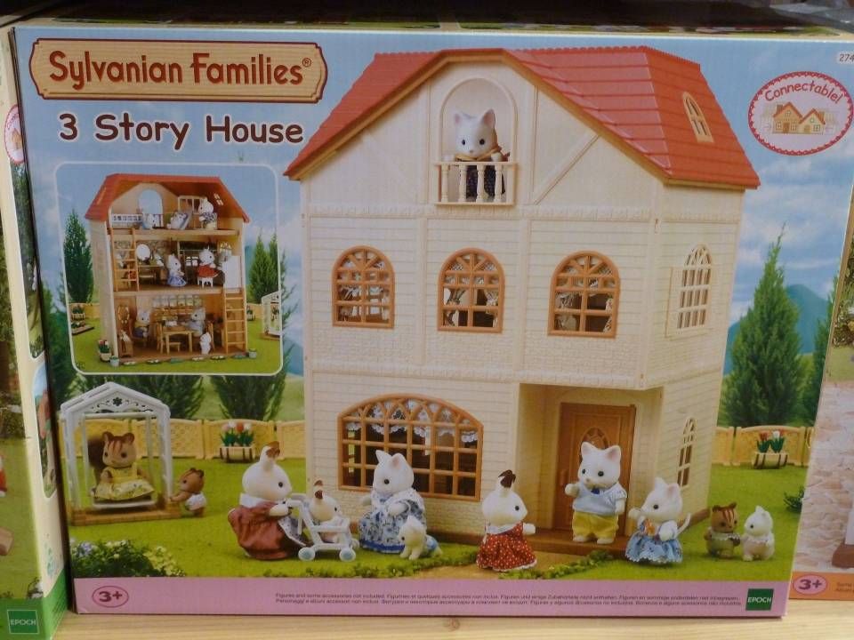 Coffret de jeu Sylvanian Families Maison à 3 étages avec maison beige, toit rouge et figurines d'animaux dans un décor de jardin