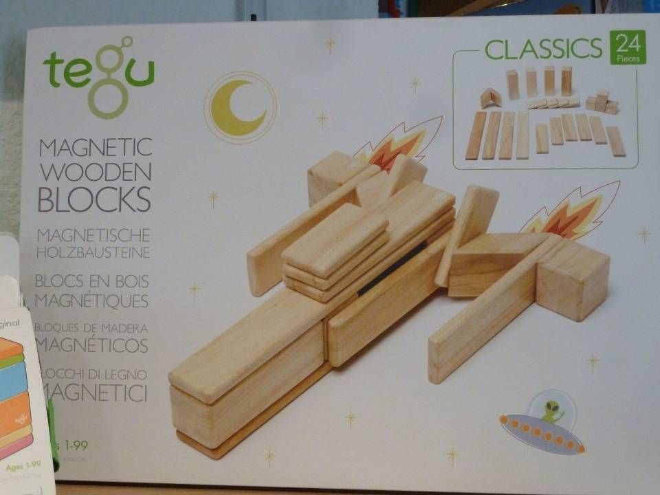Boîte de blocs magnétiques en bois Tegu avec des pièces beiges sur fond blanc