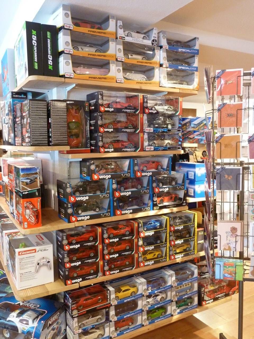 Des étagères remplies de maquettes colorées en boîte dans un rayon de magasin