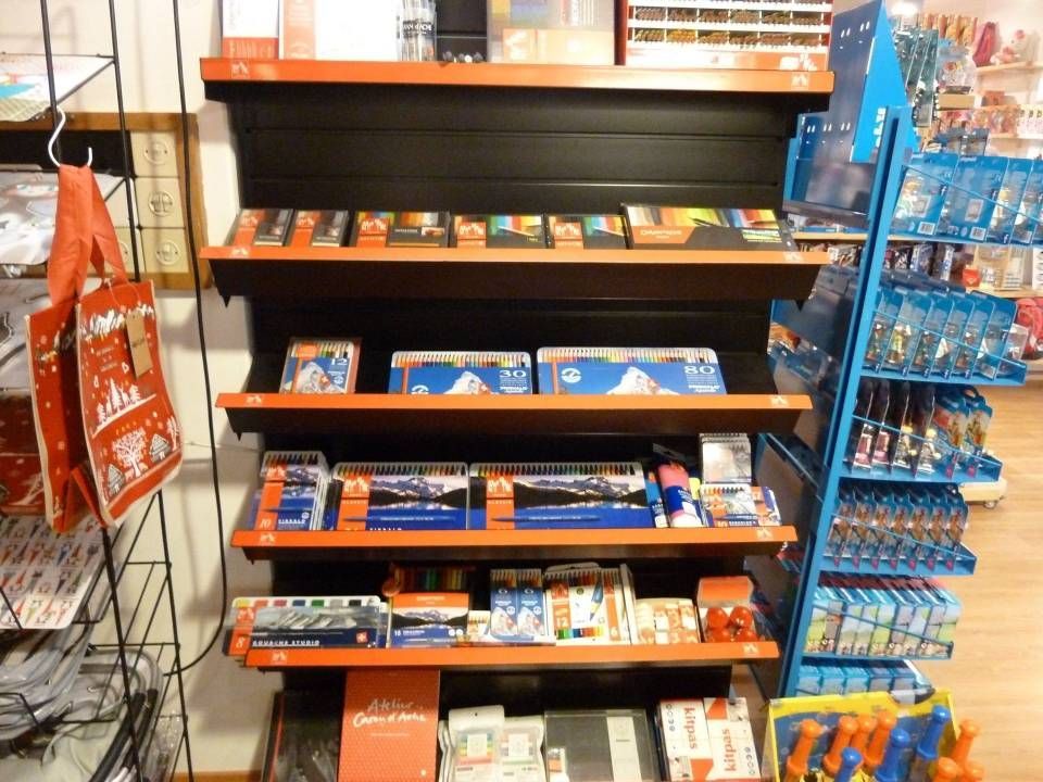 Des rayons de magasins majoritairement vides, avec seulement quelques barres chocolatées et boissons en bouteille.