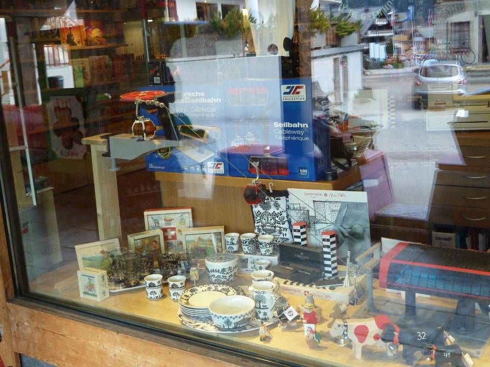 Vitrine présentant un assortiment d'antiquités, d'objets de collection et de verrerie à l'intérieur
