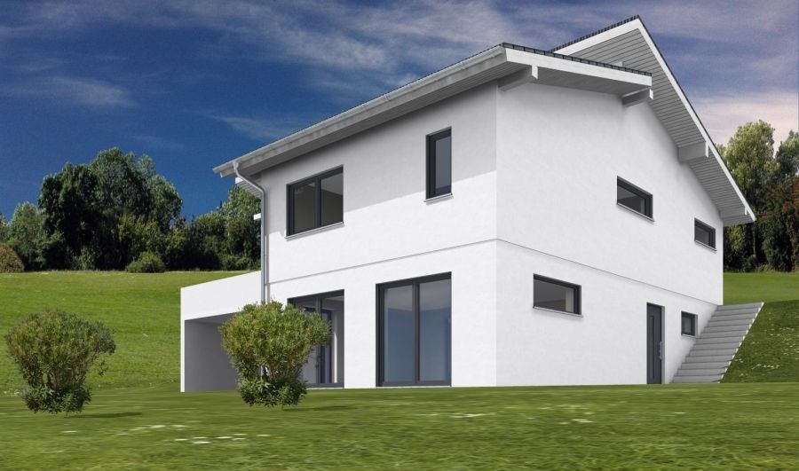 Modernes weißes Haus auf einem grasbewachsenen Hügel mit großen Fenstern, umgeben von Bäumen unter blauem Himmel.