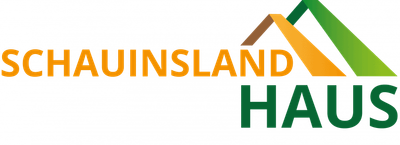 Logo &bdquo;SCHAUINSLAND HAUS&ldquo; mit orangefarbenem Text und gr&uuml;nen Dachformen.