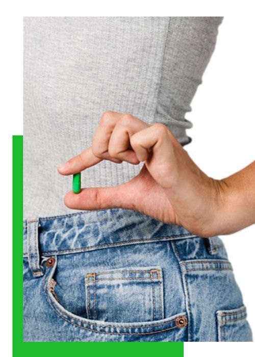 Una persona sostiene una cápsula verde en su mano.
