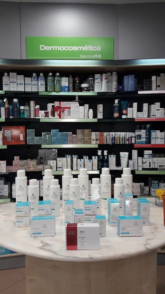 Una farmacia llena de muchos frascos y cajas de cosméticos.