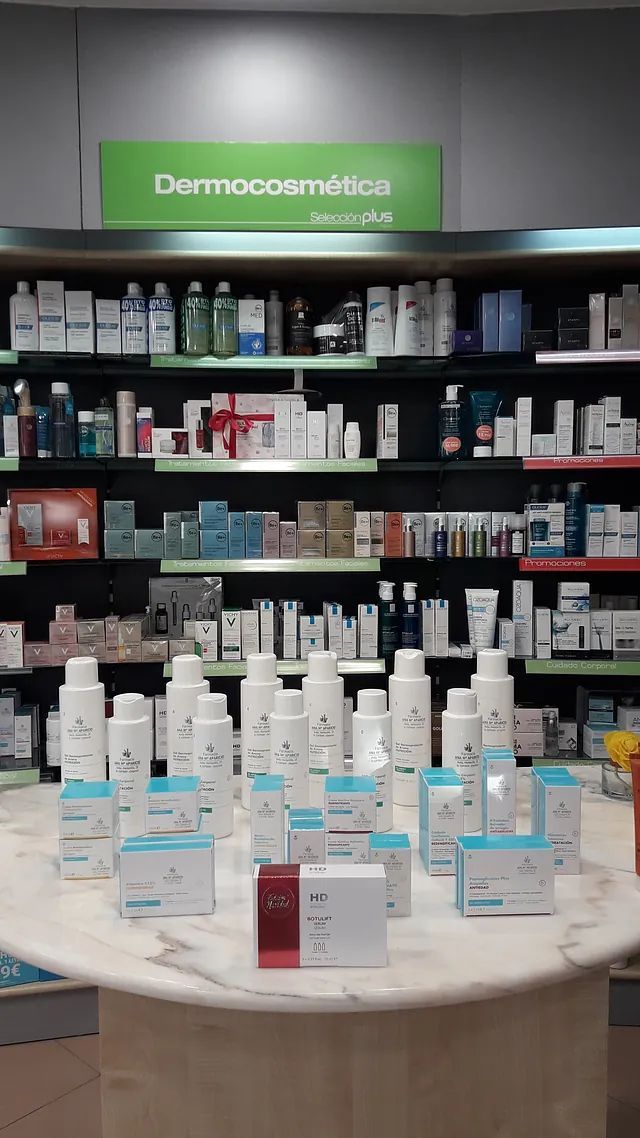 Una farmacia llena de muchos frascos y cajas de cosméticos.