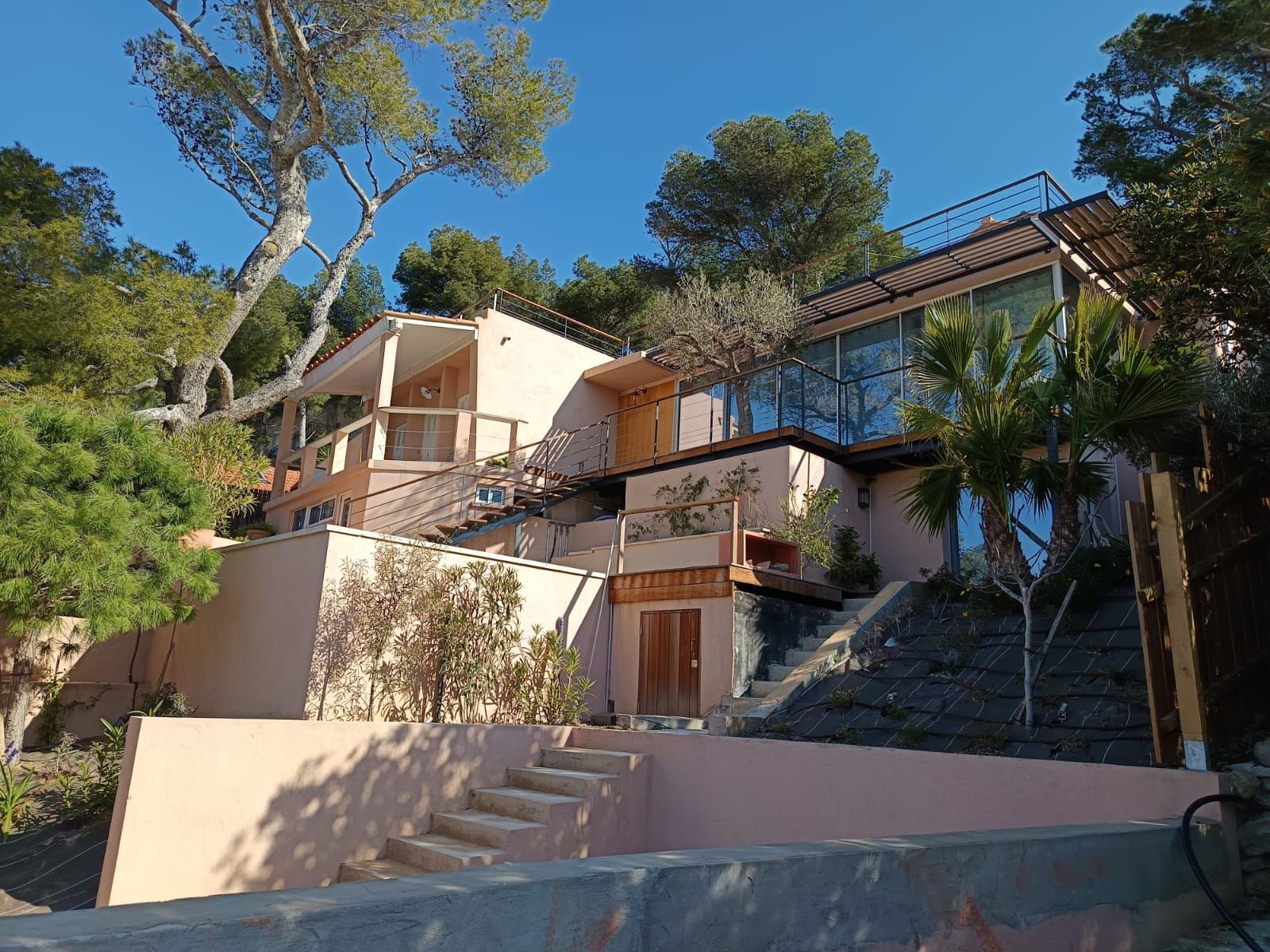 Zoom sur un appareil mesurant les pertes énergétiques d'une maison