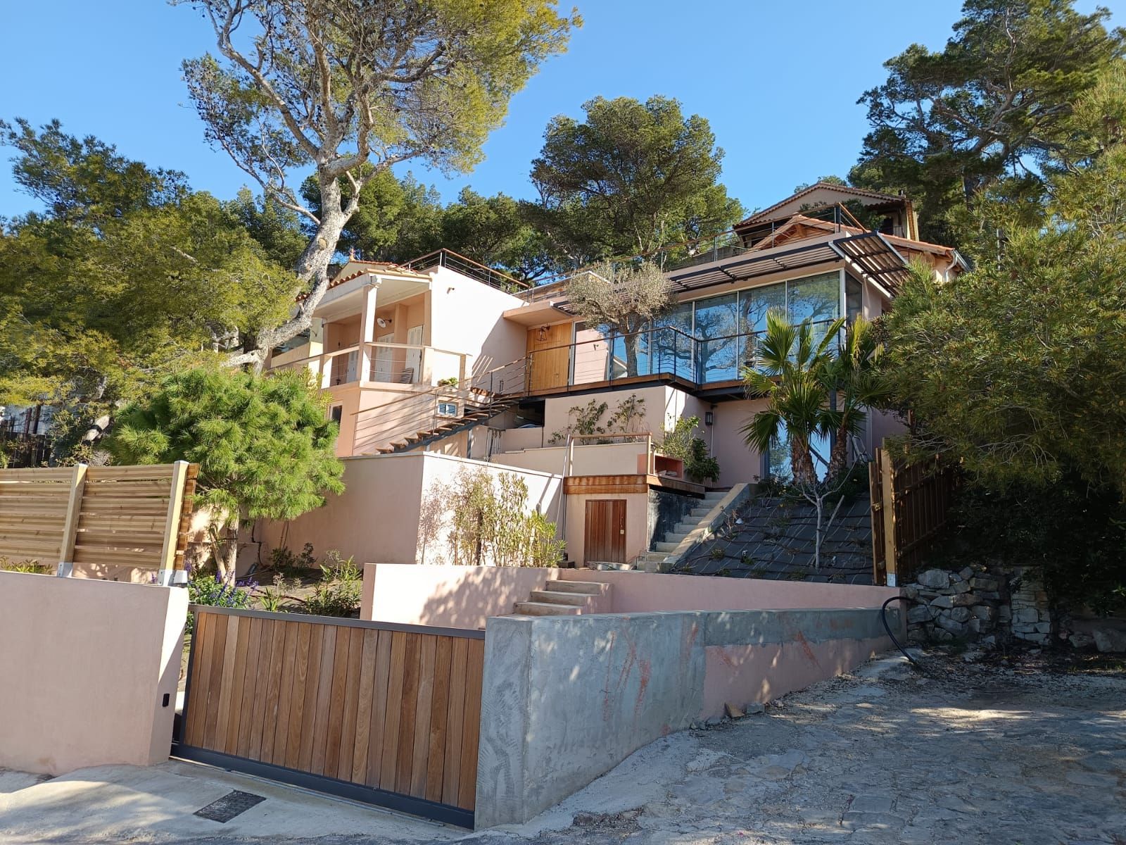 Un artisan montre à un couple de clients en confiance les plans d'une maison en travaux