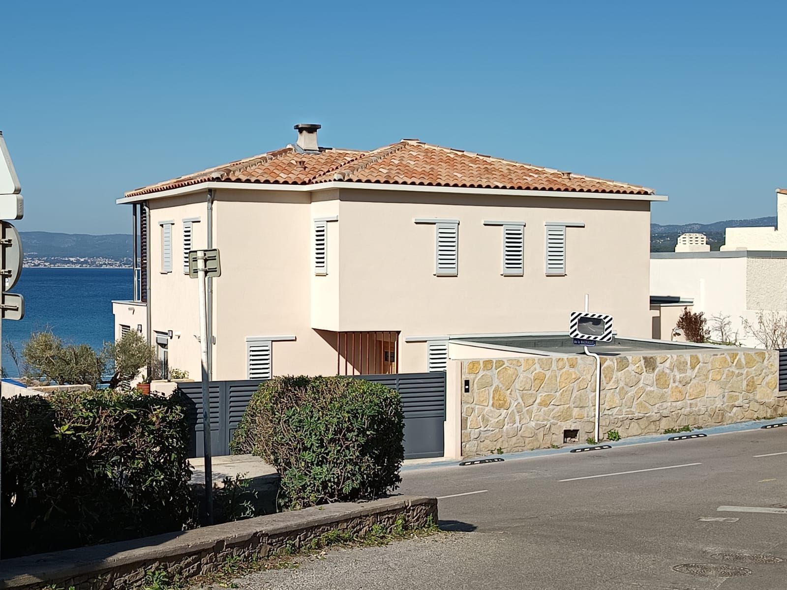 3 experts qui discutent dans une cuisine