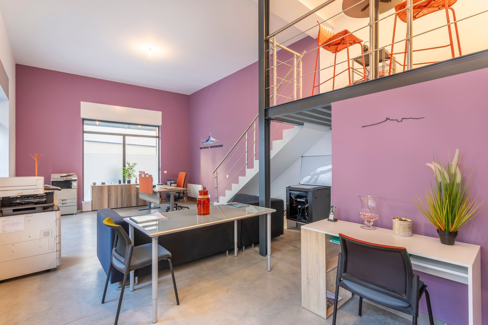 Intérieur du bureau d'études devant deux tables et des chaises