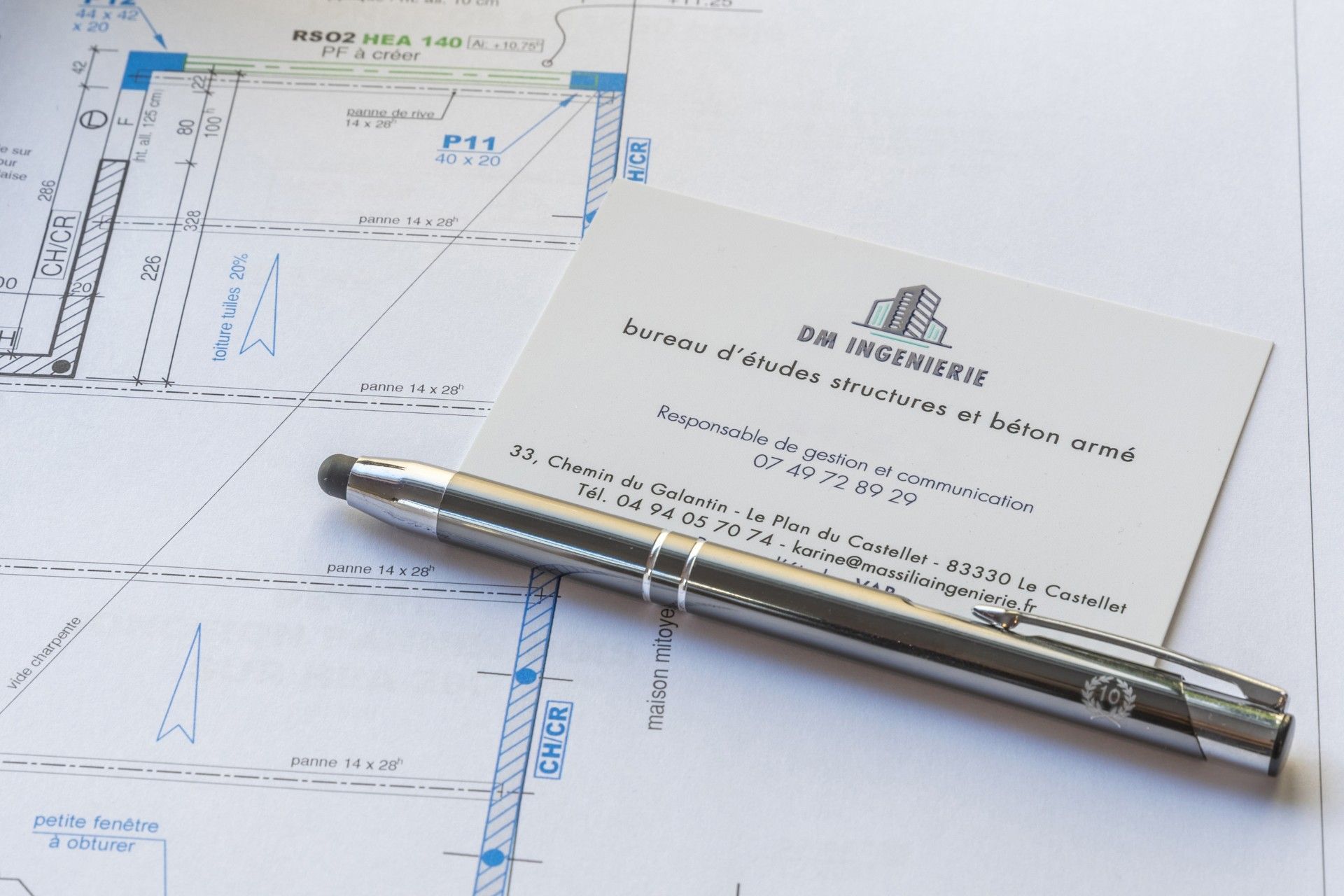 Zoom sur une carte de visite du bureau d'étude