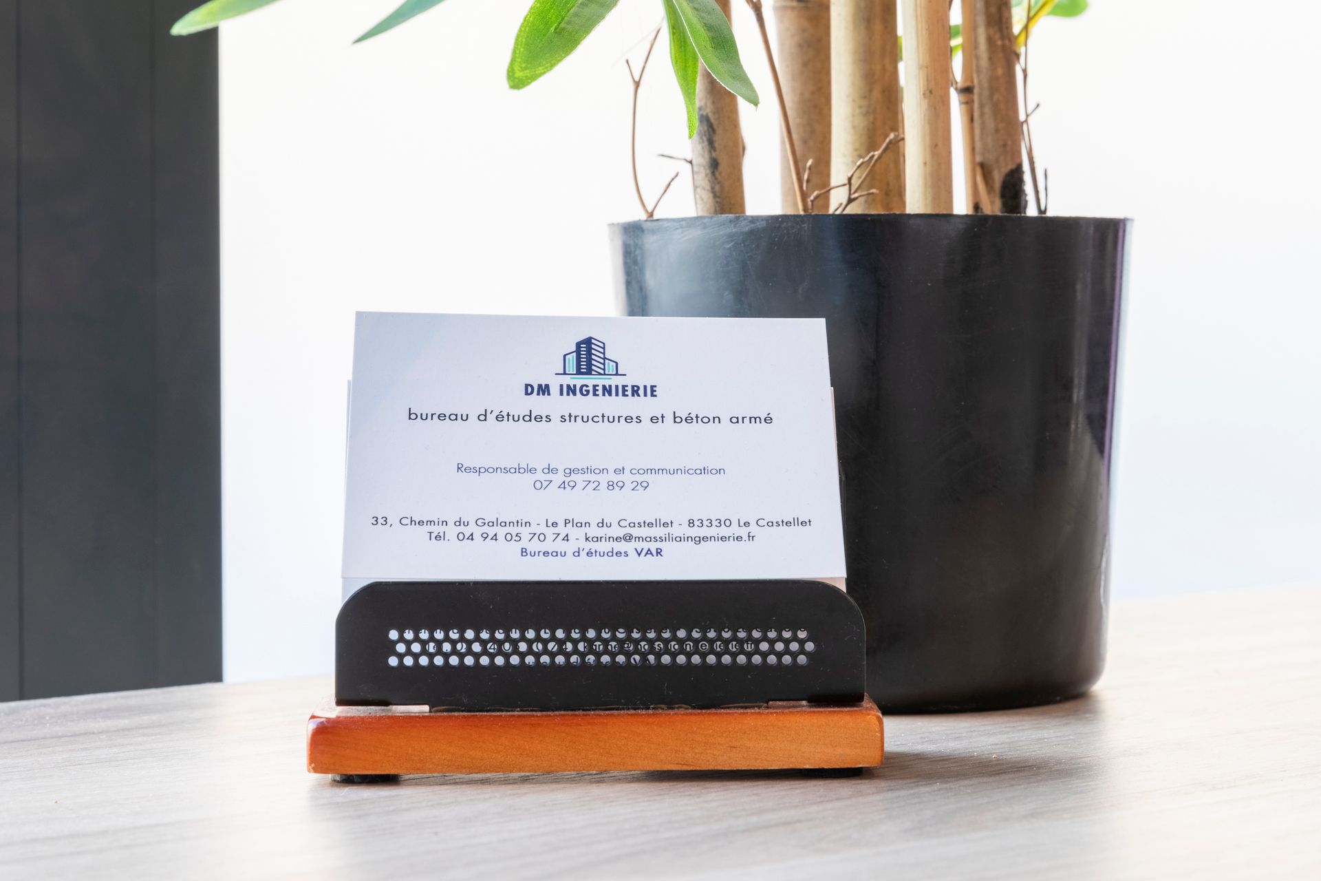 Carte de visite dans un présentoir sur un bureau