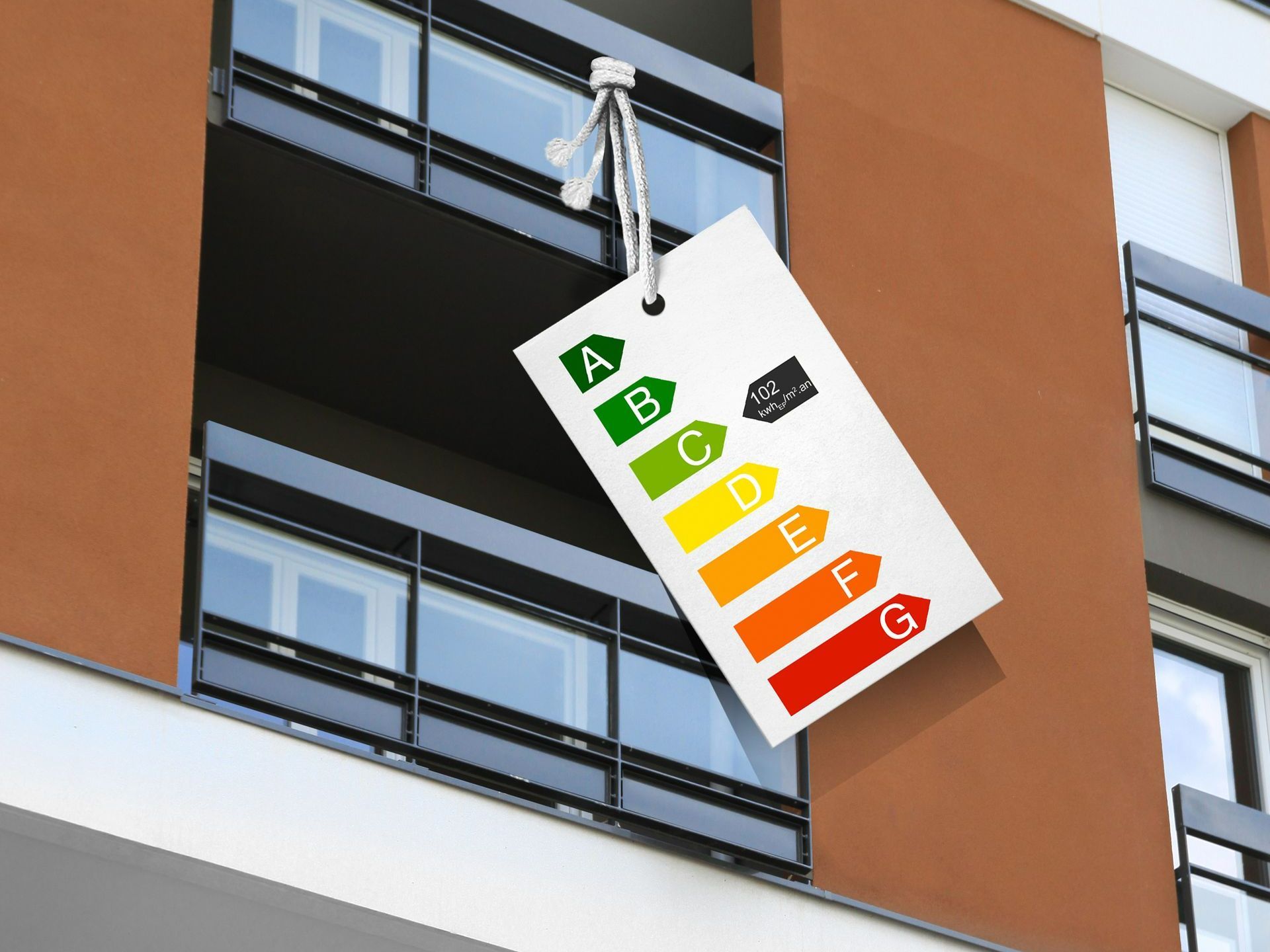 Montage visuel d'un immeuble avec appartement sur lequel est posé une étiquette de niveau de sobriété énergétique