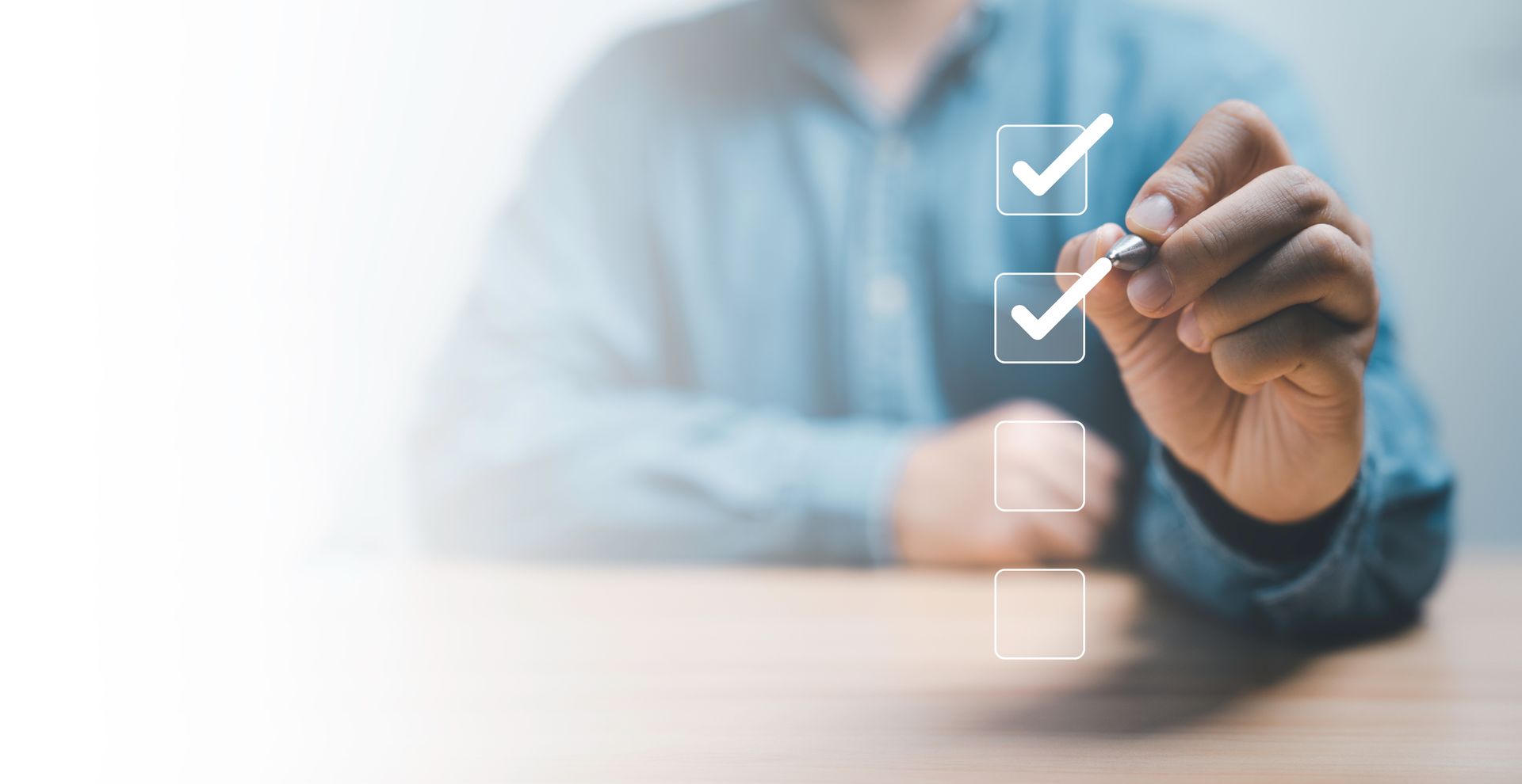 Un homme coche des éléments d'une liste sur un écran côté visiteur du site