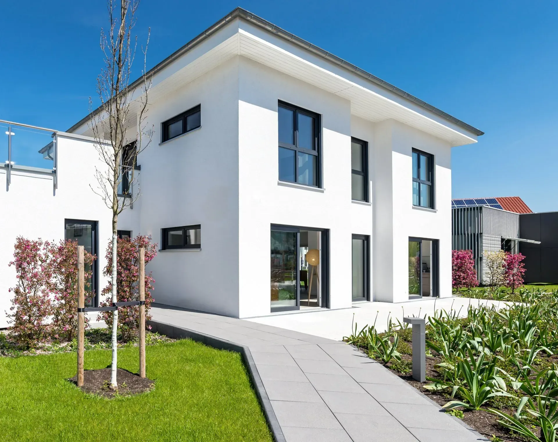 Maison moderne neuve avec extérieur jardin